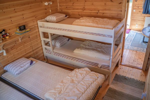 Sovrum med 1 dubbelsäng samt 1 våningssäng.