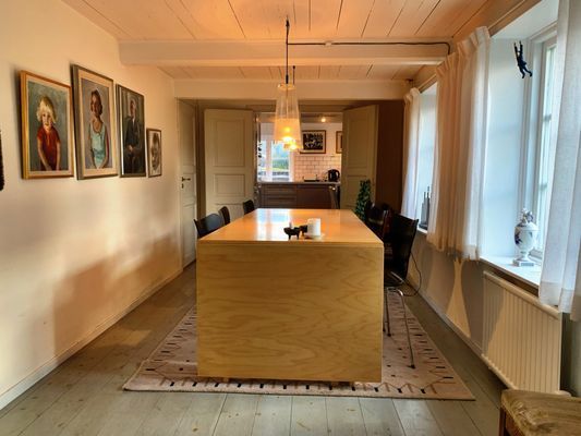 Matbord med plats för 10 personer.