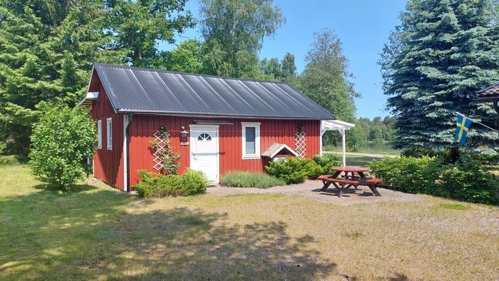 Modern stuga vid ån Lagan