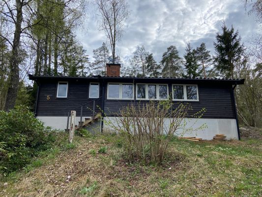 Naturskön stuga vid sjö i Sörmland