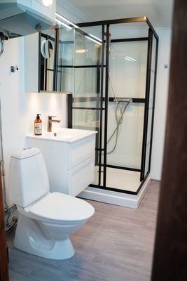 Bastuhuset med dusch och bastu.