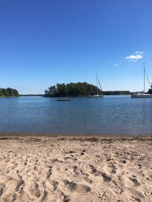 Sjönära stuga med veranda i kvällssol - Bild 21