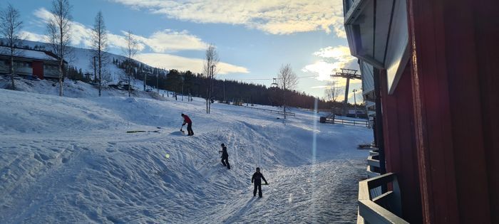 Barnen roar sig utanför lgh på kvällen