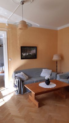 Vardagsrum med TV, nere