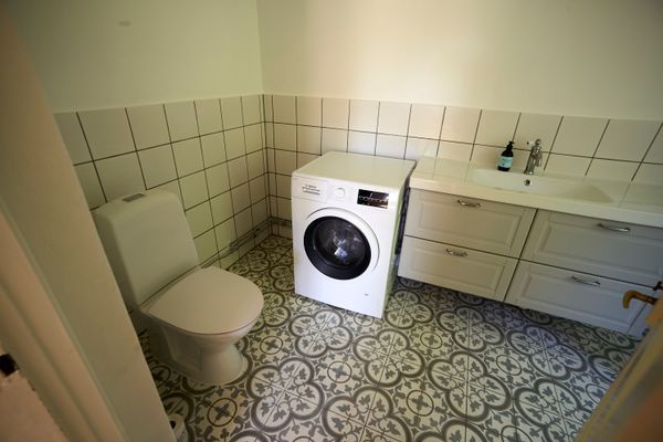 Badrum med WC Dusch och tvättmaskin