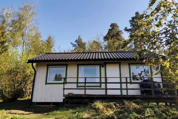 Nyrenoverad sjönära stuga i hjärtat av Sörmland