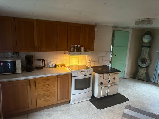 Kök med spis/ugn, mikro, kaffebryggare samt vattenkokare