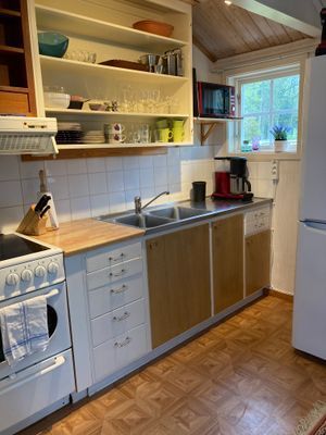 Röd liten stuga vid sjön - Bild 10