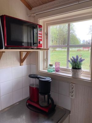 Röd liten stuga vid sjön - Bild 11