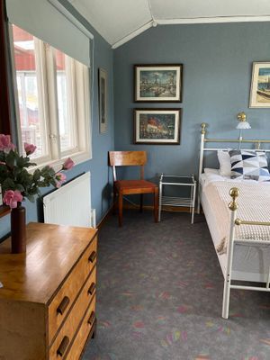 Röd liten stuga vid sjön - Bild 16