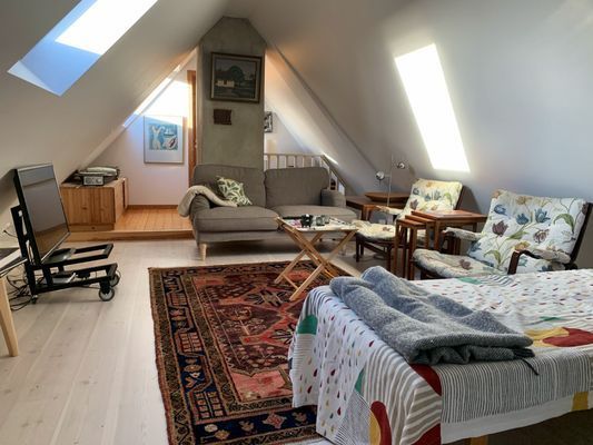 Vardagsrum/TV-rum på ovanvåning.