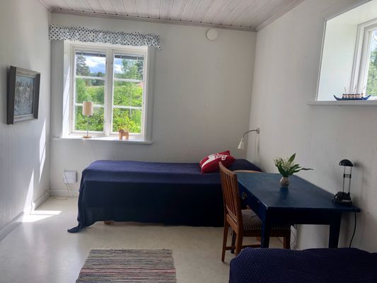 Sovrum på bottenplan med två enkelsängar.