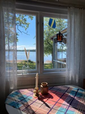 Röd liten stuga vid sjön - Bild 13