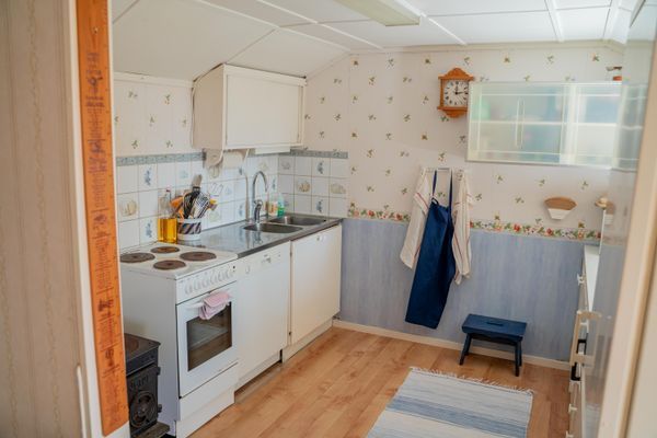 Kök med kyl/frys/diskmaskin/kaffebryggare/allehanda köksartiklar.