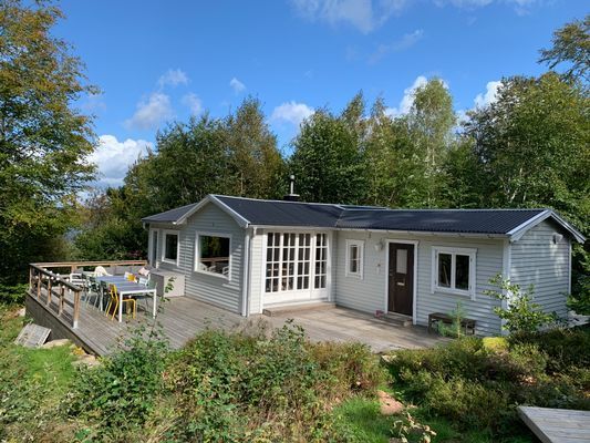 Mysig stuga med fantastisk sjöutsikt och bastu