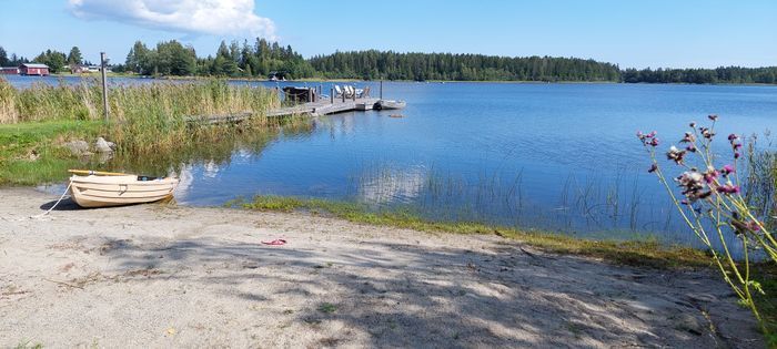 Timmerhus med egen sandstrand och brygga, inkl båt - Bild 27