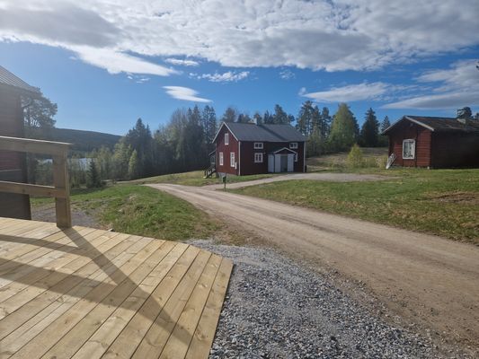 Hyr hus på en liten hästgård.