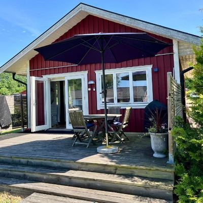 Modern stuga för två, i lugn miljö.