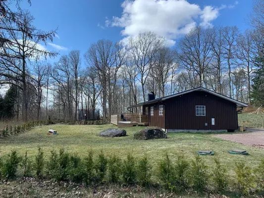 Mysig stuga nära badsjö och skogen tätt inpå - Bild 3