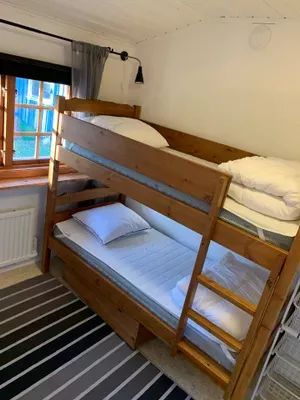 Mysig stuga nära badsjö och skogen tätt inpå - Bild 11