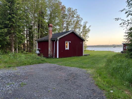 Stuga med sjöläge och bastu