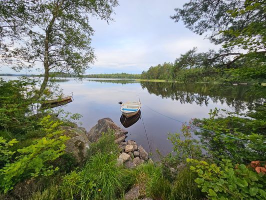 Röda stugan, sjönära med Wi-Fi och roddbåt - Bild 12