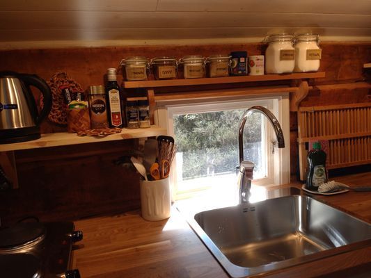 Flatön liten timmerstuga - Bild 2