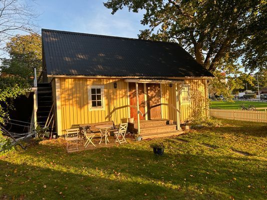 Charmig stuga på villatomt med havsutsikt