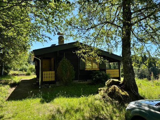 Charmig timmerstuga nära sjö – med båt och terrass