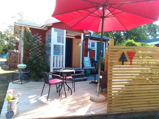 Röd liten stuga i blekingska skärgården - Bild 1