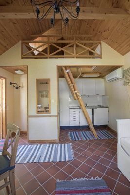 Mysig stuga med nyrenoverat sovrum nära Mälaren