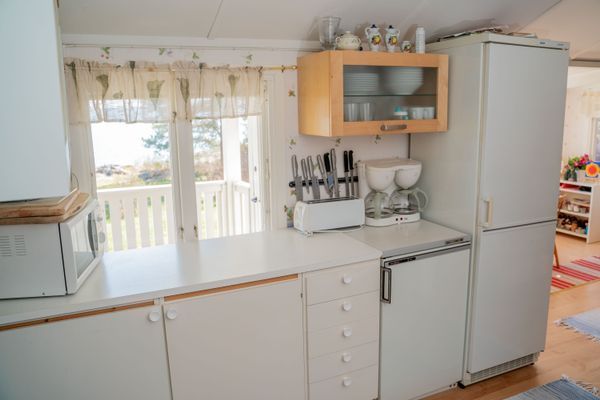 Kök med kyl/frys/diskmaskin/kaffebryggare/allehanda köksartiklar.