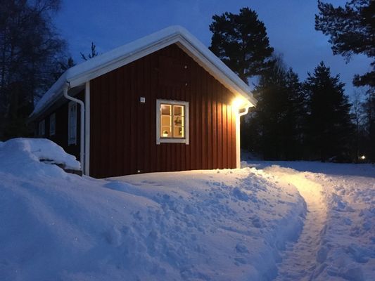 Harsa 12 km. Järvsöbacken 5 km. Kamin. Diskmaskin.