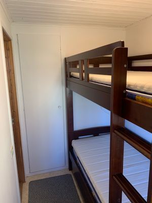 Mysig stuga nära badsjö och skogen tätt inpå - Bild 12