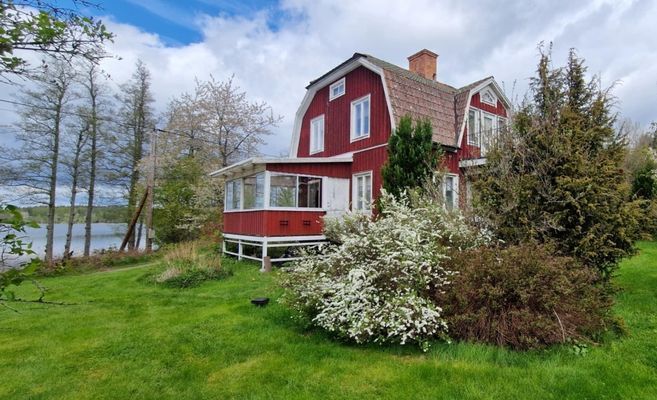 Hus vid sjö i Småland