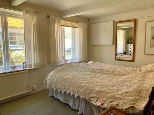 Sovrum med dubbelsäng.