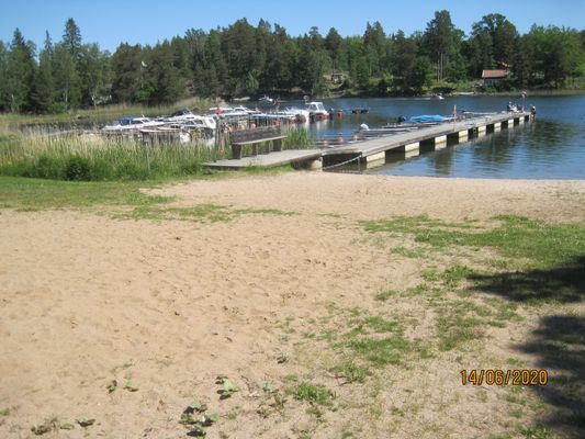 Sandstranden för njutbart sol o bad