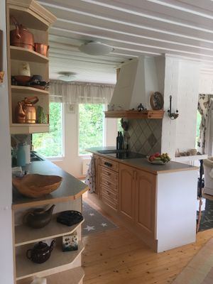 Sjönära stuga med veranda i kvällssol - Bild 8