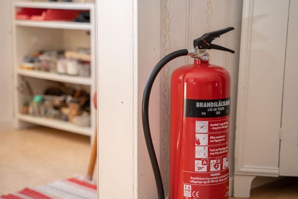 Pulversläckare i husen a 6 kg.