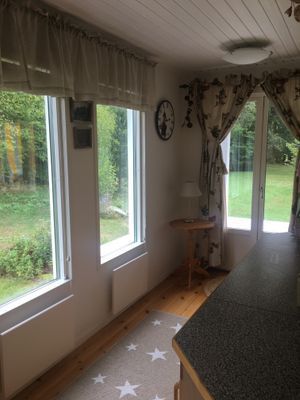 Sjönära stuga med veranda i kvällssol - Bild 10