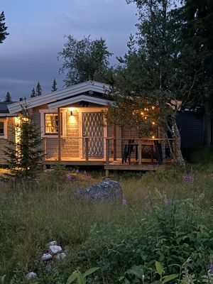 Mysig välutrustad och hundvänlig stuga i Storhogna