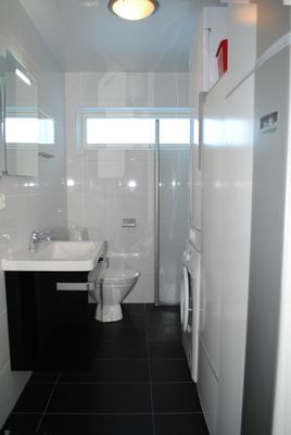 Badrum med tvättmaskin & torkskåp