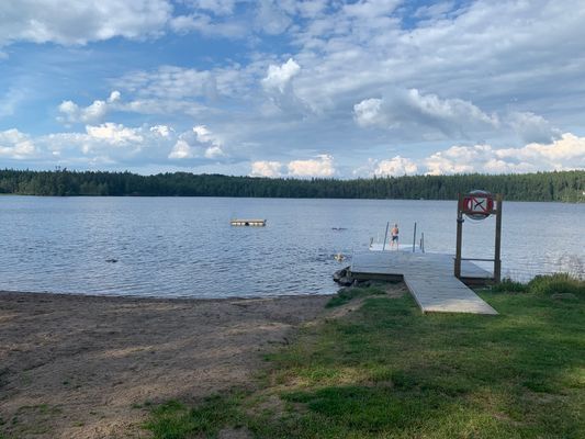 Mysig stuga nära badsjö och skogen tätt inpå - Bild 4