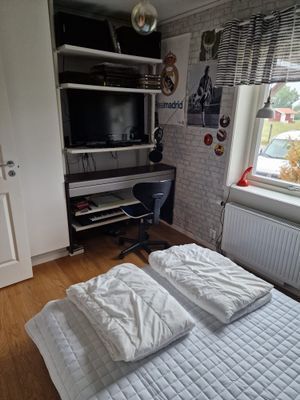 Sovrum 2 med tv och chrome cast