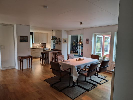 Matsal med vy in mot köket