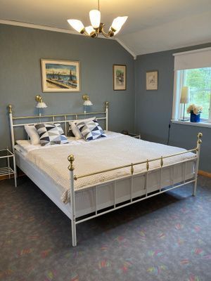 Röd liten stuga vid sjön - Bild 14