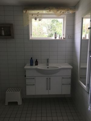 Sjönära stuga med veranda i kvällssol - Bild 15