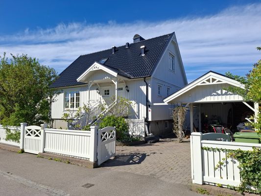 Barnvänlig villa med grönskande trädgård