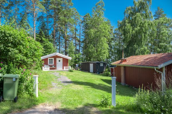 Här är uppfarten och där ni parkerar bilen. Elbilsladdning är ej tillåtet pga brandfara eftersom elkablarna ej är dimensionerade för detta i fastigheten.