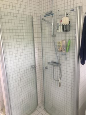 Sjönära stuga med veranda i kvällssol - Bild 16